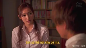 18cm từ phía sau người phụ nữ trẻ
